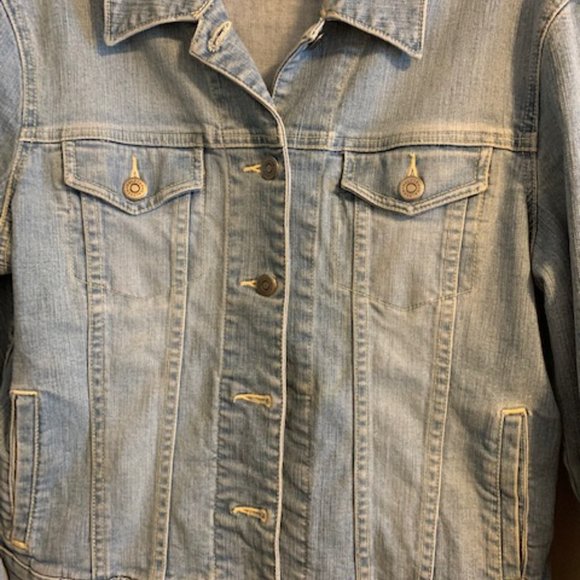 Halogen Size L Women's Faded Denim Jacket Long Sleeve Four Pocket Button Front - Picture 3 of 9